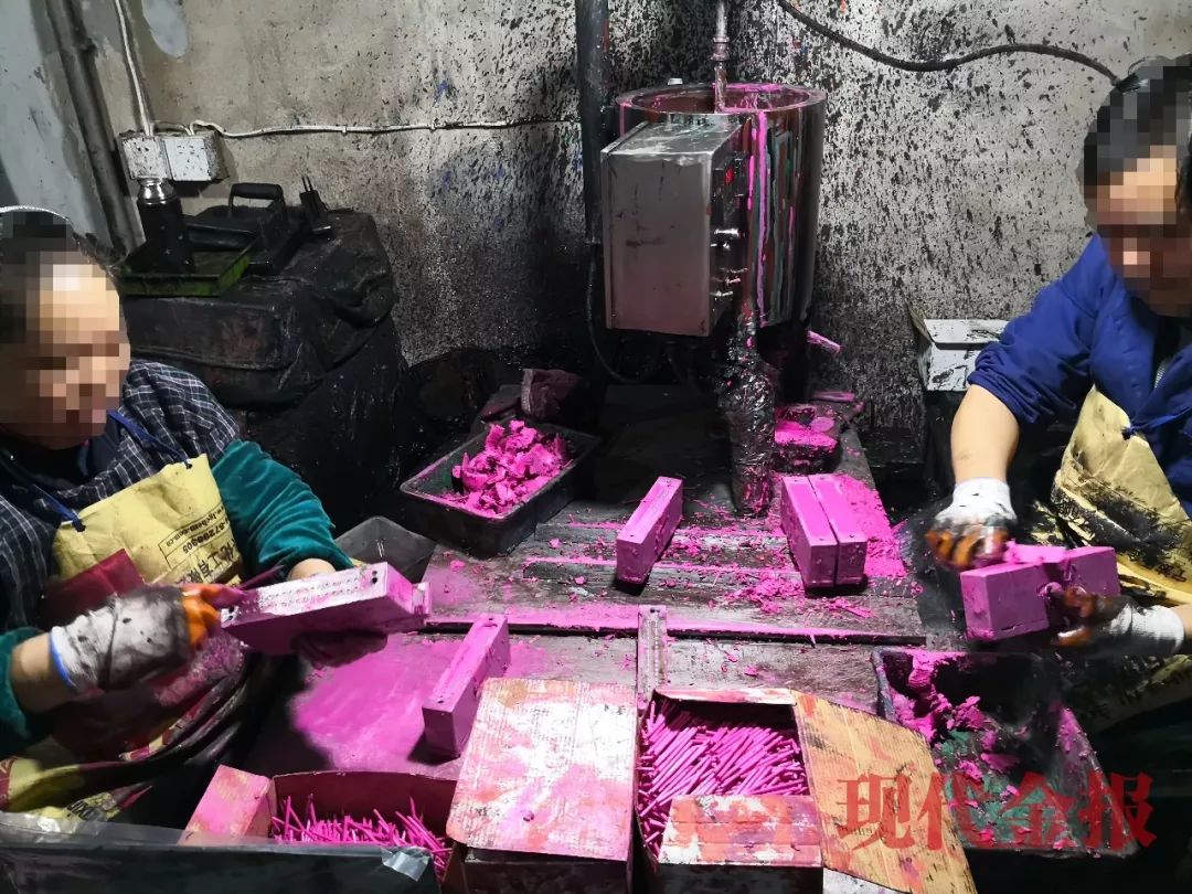 仿冒大牌的眼线笔,一元眼线笔生产过程图片