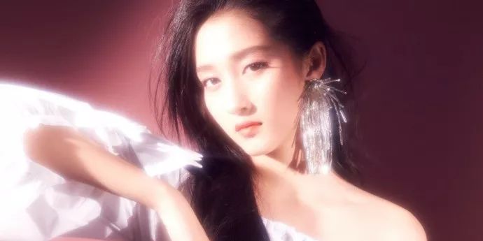 被毁掉奢侈品的女孩,女孩被口红毁掉的图片