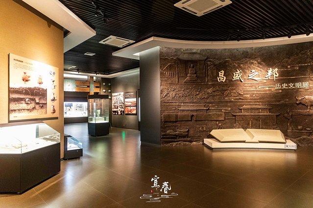 明月处处有，唯有宜春月最明