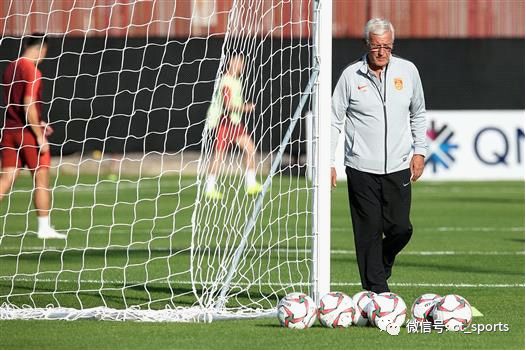 “束”手就擒，足球“权”军覆没？先看看今晚国足权健帮的表现吧……