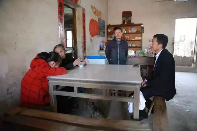 泪目87岁老校长,最感动80后校长