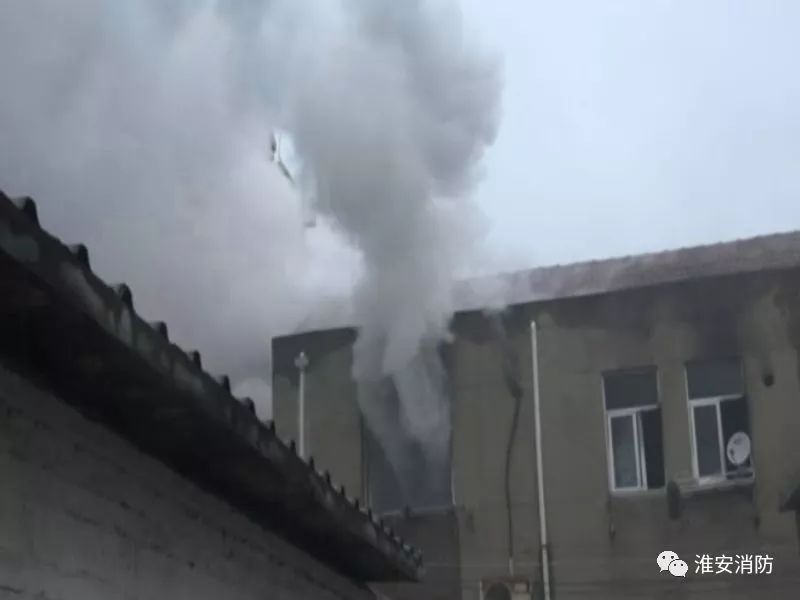 正在做饭家里插线板着火了怎么办,插线板起火的原因和处理方法