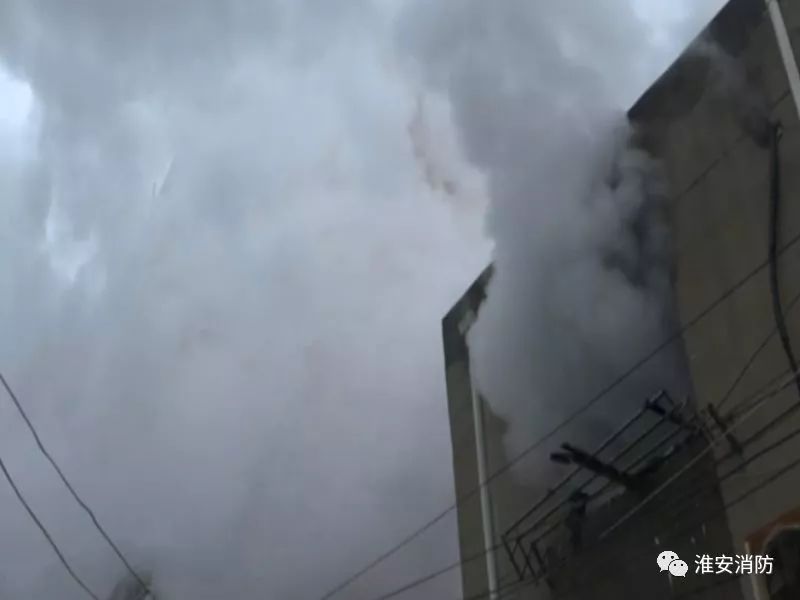 正在做饭家里插线板着火了怎么办,插线板起火的原因和处理方法