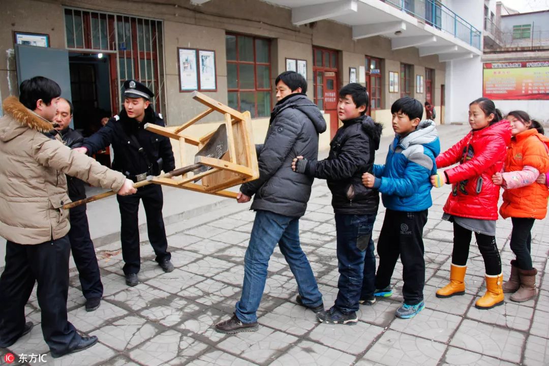 瀛︽牎闂ㄥ彛鍑虹殑浜嬫晠,瀛︽牎閲岀殑鎮插墽
