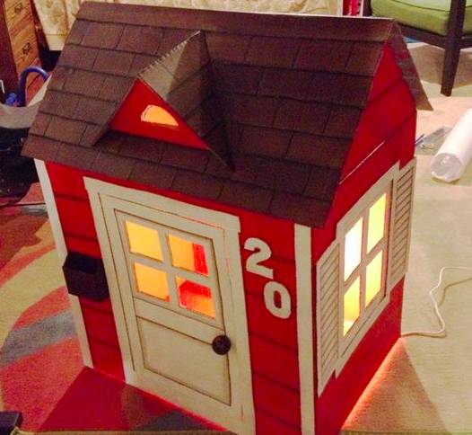 幼儿园教室立体大纸箱创意,用纸箱做教室可以让布娃娃住进去