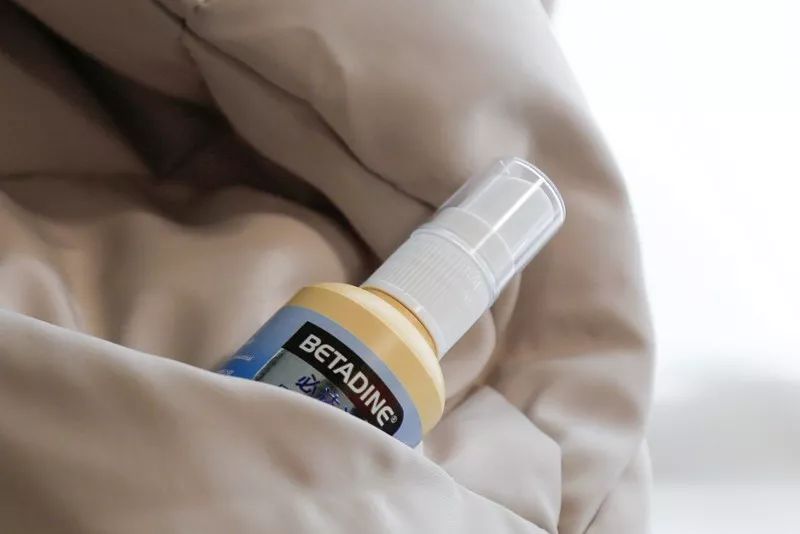 20年烟民咽喉发黑，瑞士专业医师推荐！一喷杀菌99.9%，止咳清痰排烟毒