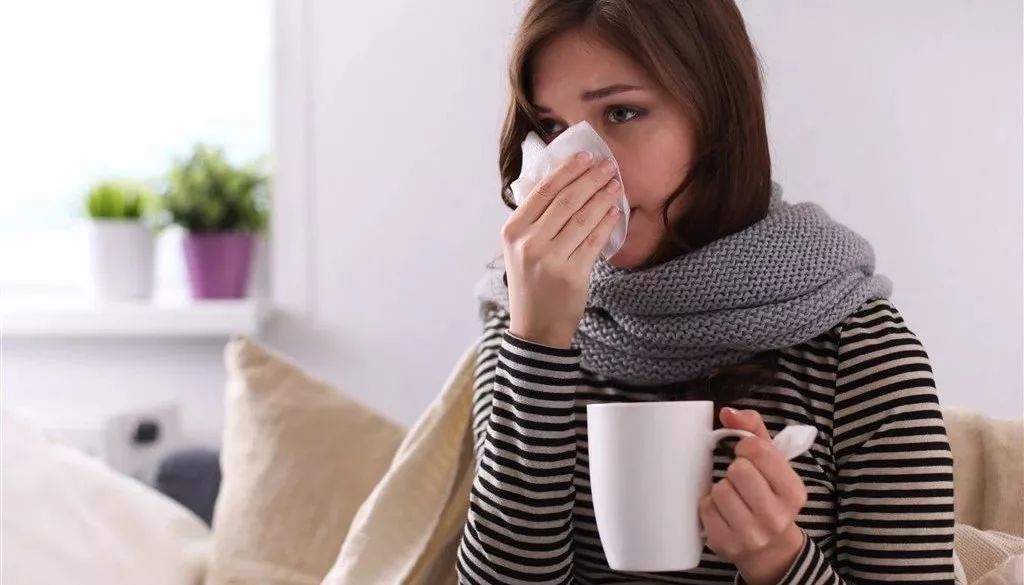 20年烟民咽喉发黑，瑞士专业医师推荐！一喷杀菌99.9%，止咳清痰排烟毒