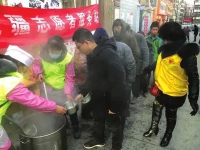 昨天，兰州大街小巷都飘散着腊八粥味道，传递着一份份爱心……