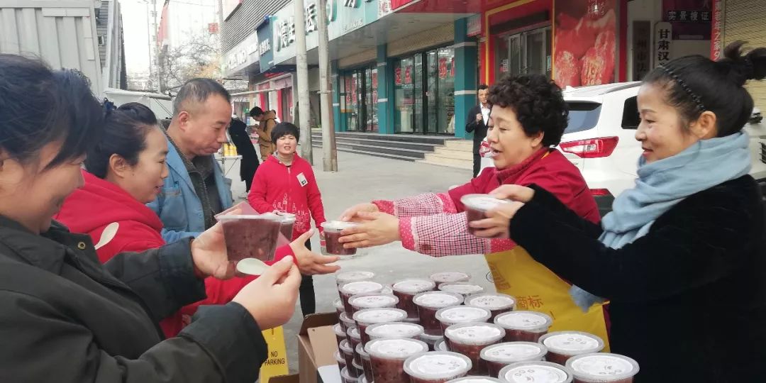 昨天，兰州大街小巷都飘散着腊八粥味道，传递着一份份爱心……