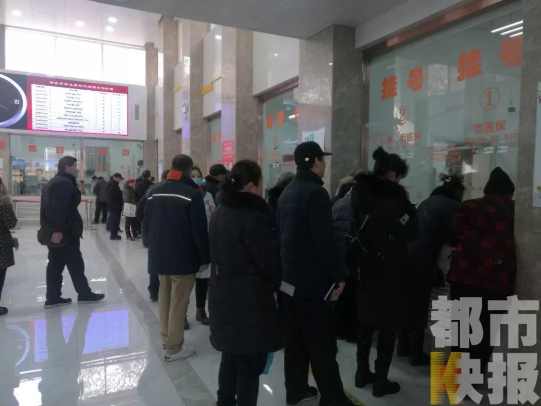 医院排队儿科爆满,儿科爆满候诊