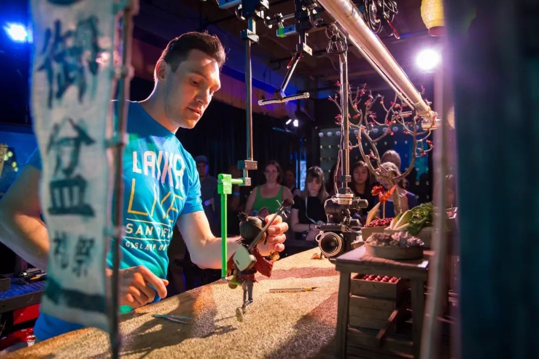 拍不好《大黄蜂》就回家继承2000亿家产！美国王思聪的逆天人生