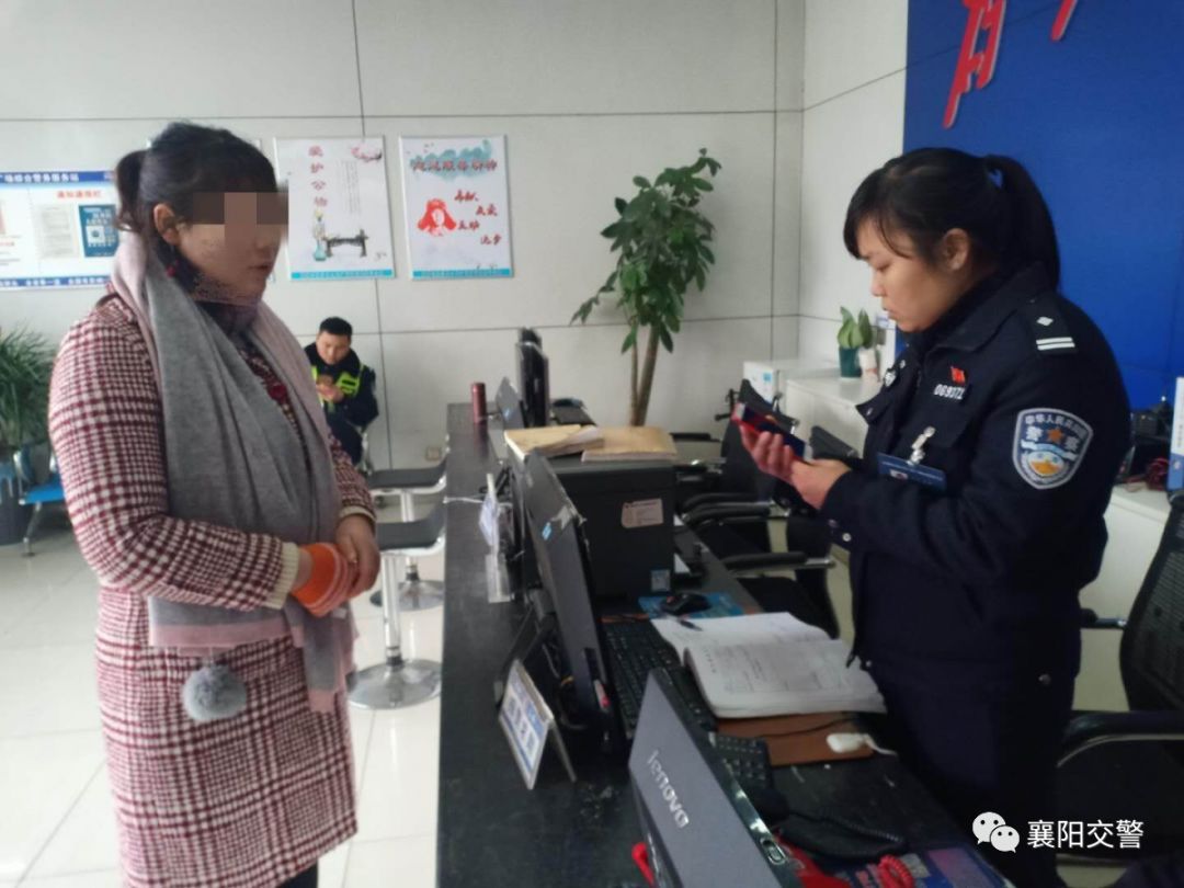 群众拾金不昧交警物归原主,拾金不昧扬正气民警接力寻失主