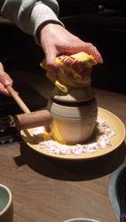 上桌、放火、砸罐罐……在长沙，吃饭皇帝大凭什么超“火”？文末狂砸现金券！