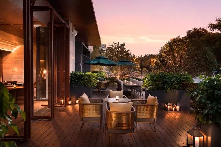 文艺渔村中的海上浮城，希尔顿旗下这家设计感满分的小鲜肉酒店，颜值爆炸！