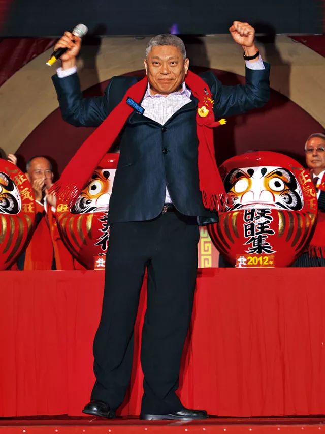 19岁败光1个亿,19岁赔光1个亿43年后成首富