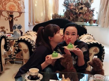 65岁刘晓庆晒少女自拍照片,刘晓庆撞玻璃门新闻