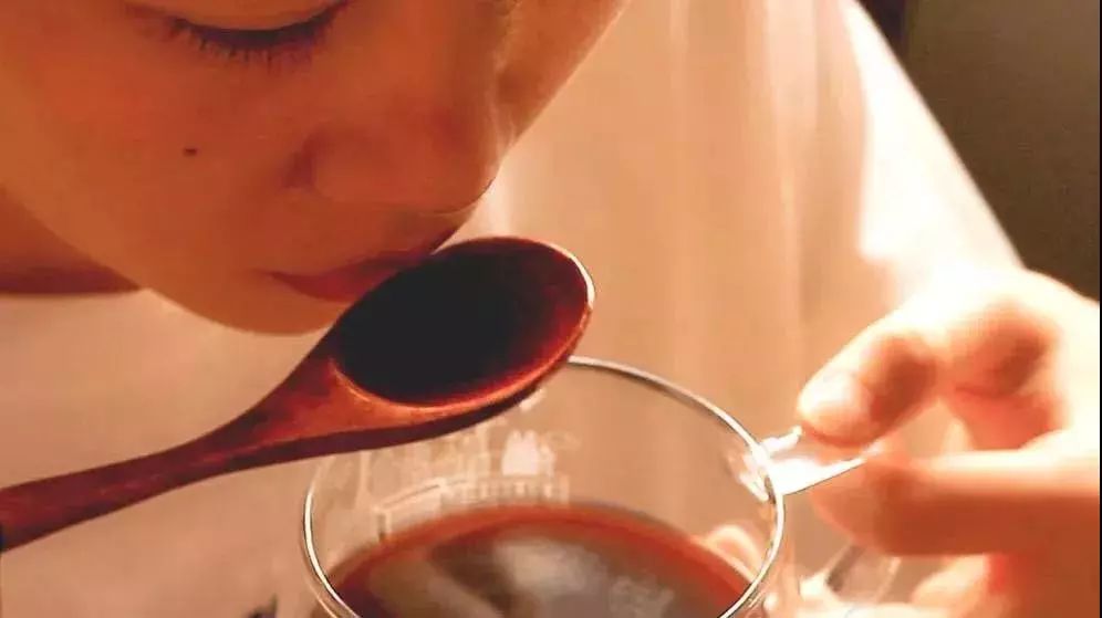 长时间失眠喝什么能助眠,晚上失眠吃最简单东西改善