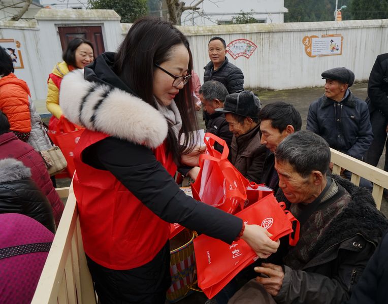妇联下乡送温暖,关爱回家