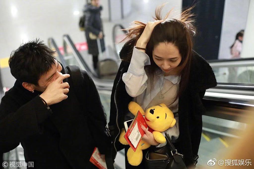 向佐郭碧婷默认恋情后首次同框,向佐郭碧婷情侣项链