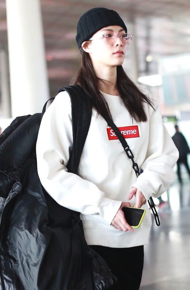 钟楚曦supreme卫衣+紧身裤，满是街头潮流味！