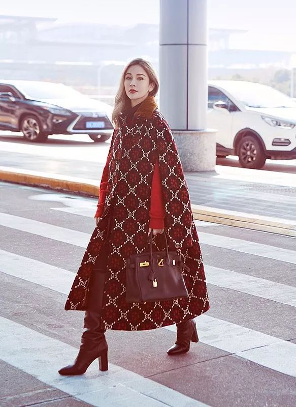 女明星回家过年的场面,明星回家过年怎么穿