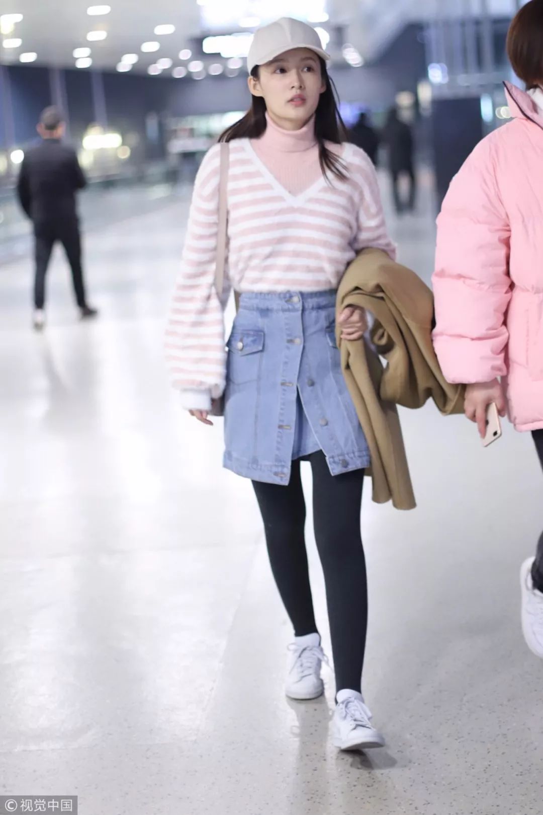 女明星回家过年的场面,明星回家过年怎么穿