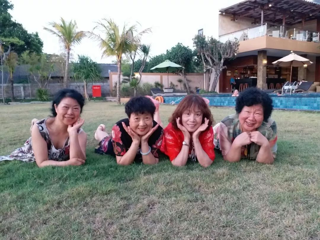 中国大妈外出旅游跨栏,大妈旅游动作