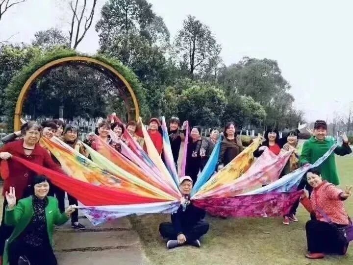 中国大妈外出旅游跨栏,大妈旅游动作