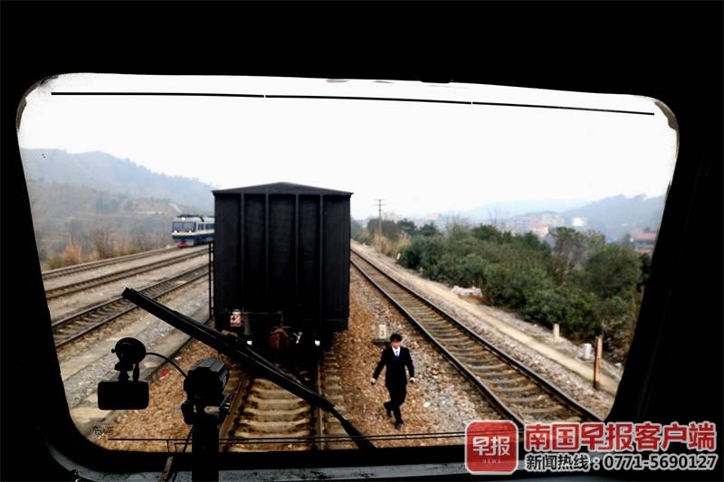 身居大山深处，戴着面具工作，焦柳铁路上有一群“推火车”的人