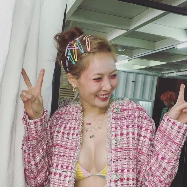 为什么我女朋友的照片头上都是蝴蝶?