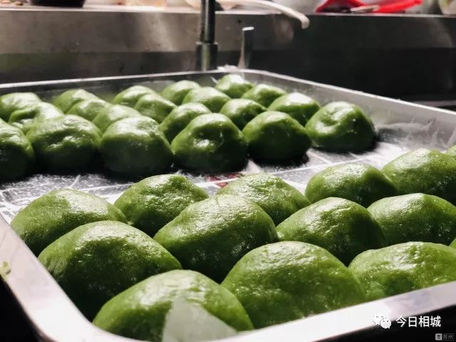 黑芝麻蛋黄肉松软糯香甜的青团子,苏州哪里的青团子比较好吃啊