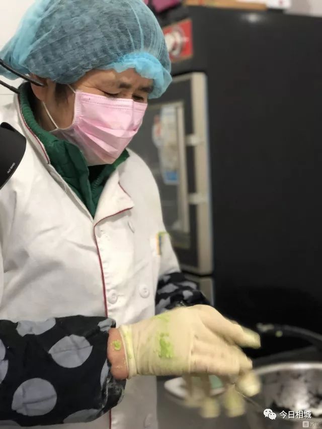 黑芝麻蛋黄肉松软糯香甜的青团子,苏州哪里的青团子比较好吃啊