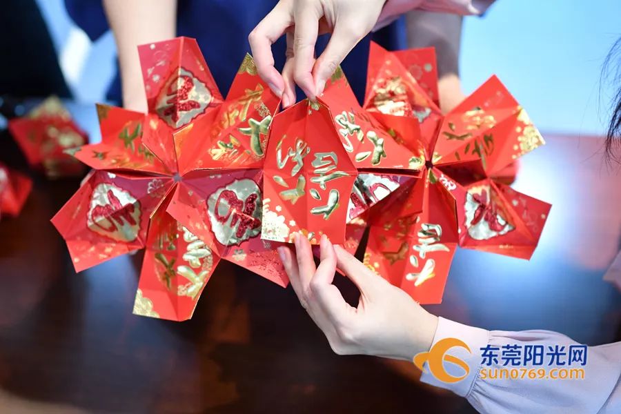 用利是封做灯笼教程简单,用利是封做手工灯笼教程