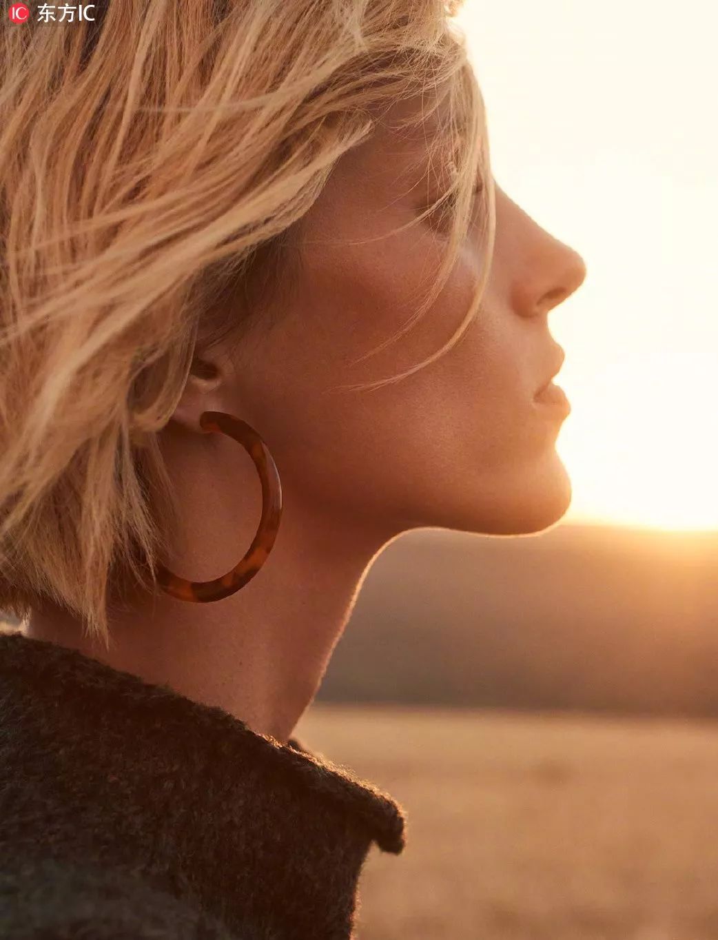 编辑实测：带大耳环耳朵疼不疼？