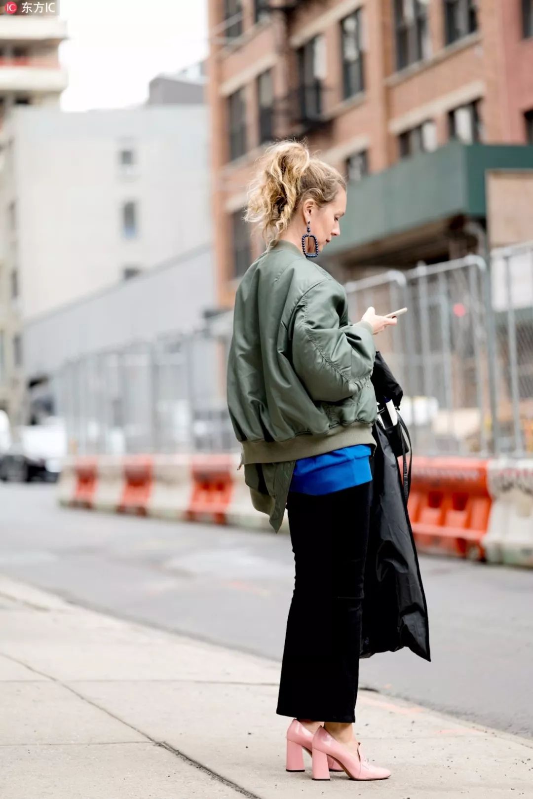 编辑实测：带大耳环耳朵疼不疼？