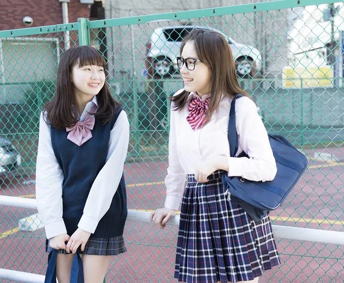日本学校男生穿裙子,日本学校可以穿短裙吗
