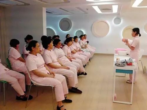 佛山月嫂一个月大概多少钱,佛山的月嫂多少钱一个月