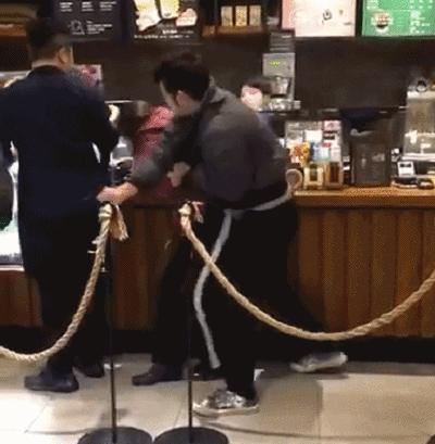 星巴克猫爪杯打架完整版,关于星巴克猫爪杯事件看法