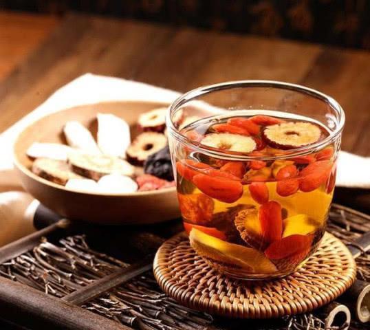 90后开始保温杯里泡枸杞,保温杯里泡枸杞补身体