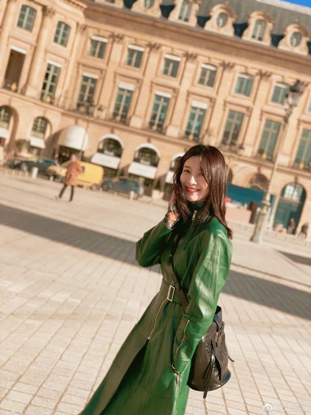 江疏影穿搭日常,照片中的江疏影身穿拼接格子衬衫