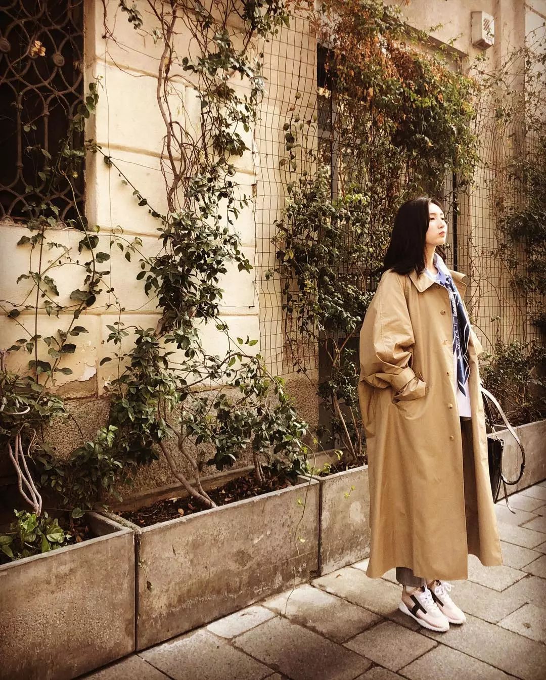 江疏影穿搭日常,照片中的江疏影身穿拼接格子衬衫