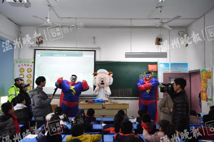 礼让斑马线,礼让行人小学生斑马线过马路