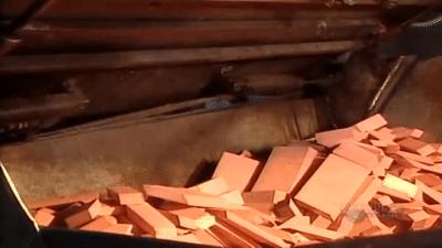 铅笔上面那块废柴橡皮为什么容易把纸擦破？