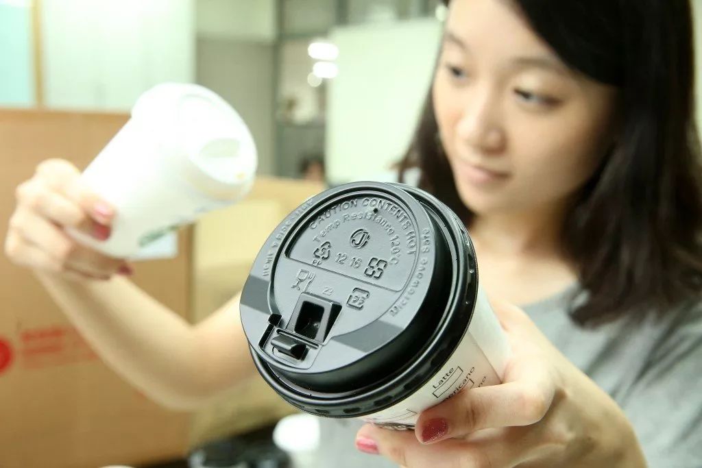 向上掀还是往下压？怎样才是外带咖啡杯盖的正确打开方式？