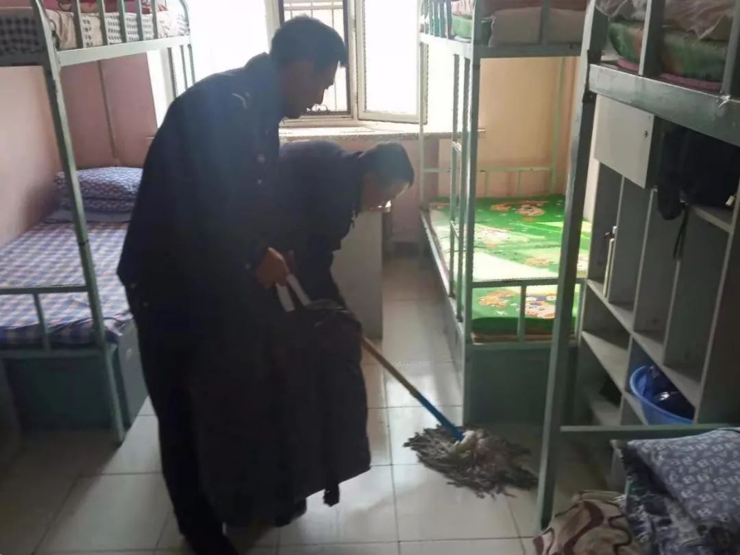 弘扬雷锋精神争做少年雷锋,传承雷锋精神争做文明好学生