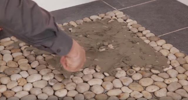 卫生间瓷砖亮面滑不滑,卫生间瓷砖地面太滑怎么处理防滑