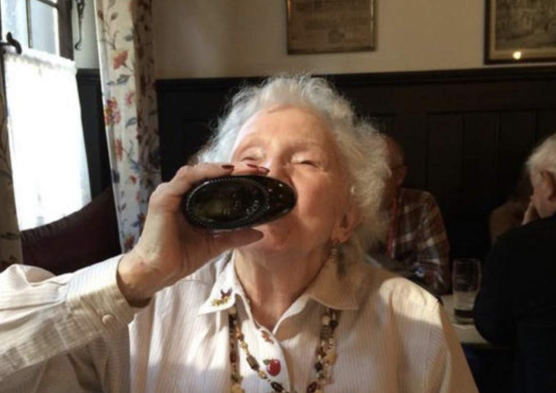 精致女孩出门旅行收纳行李箱,行李箱收纳技巧夏天旅游