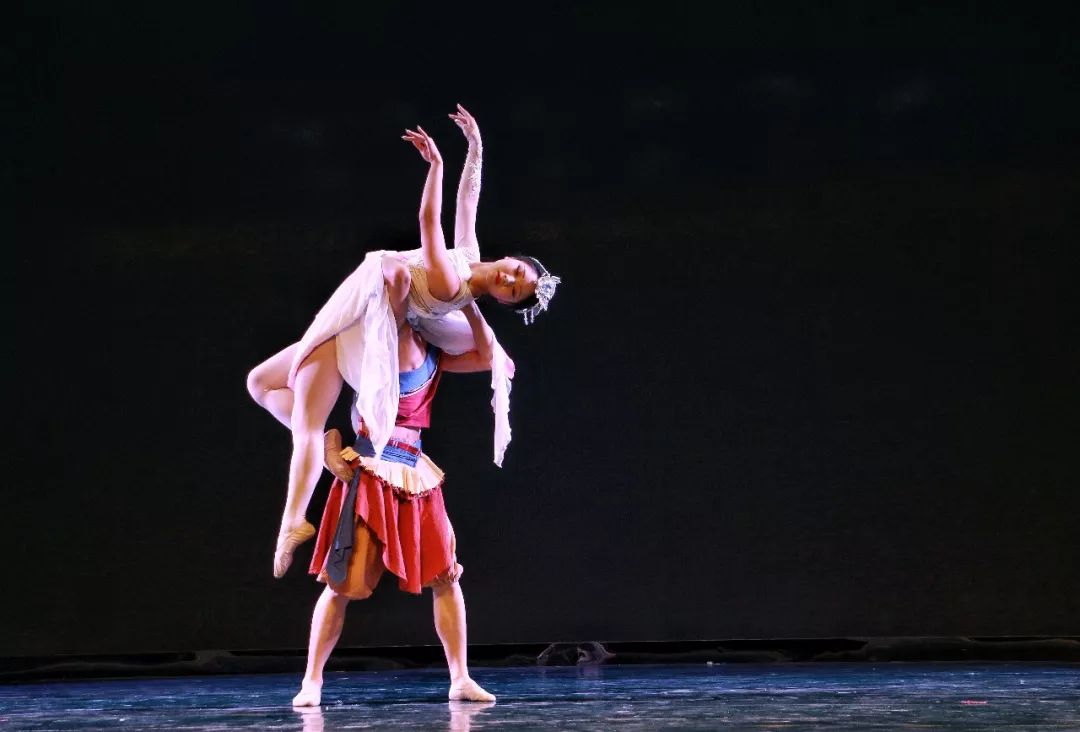 帅气小哥哥和美丽的小姐姐,八块腹肌的帅气小哥哥小姐姐