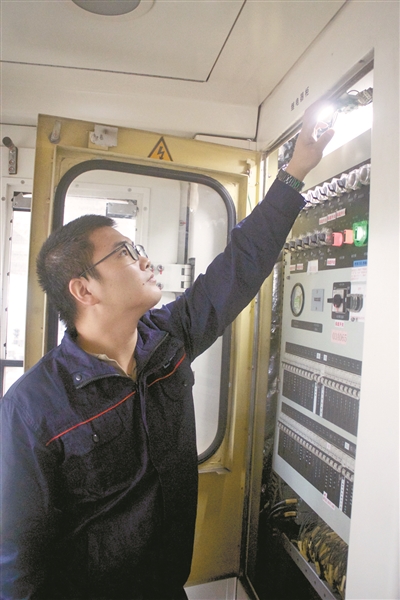 痒了给它“挠挠”痛了给它“搽药”