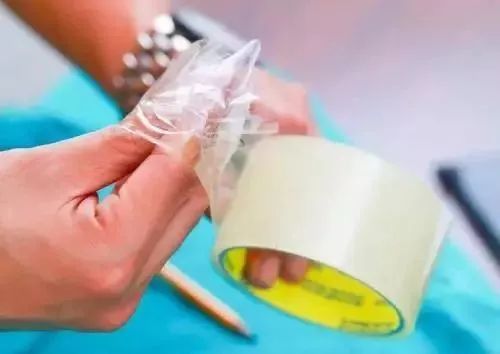 满屋子头发难清理一根皮筋搞定,满屋子都是头发怎么清理